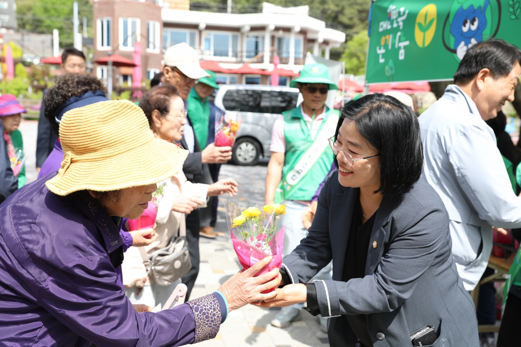새마을운동 54주년 기념 반려식물 나눔행사 참석 이미지(5)