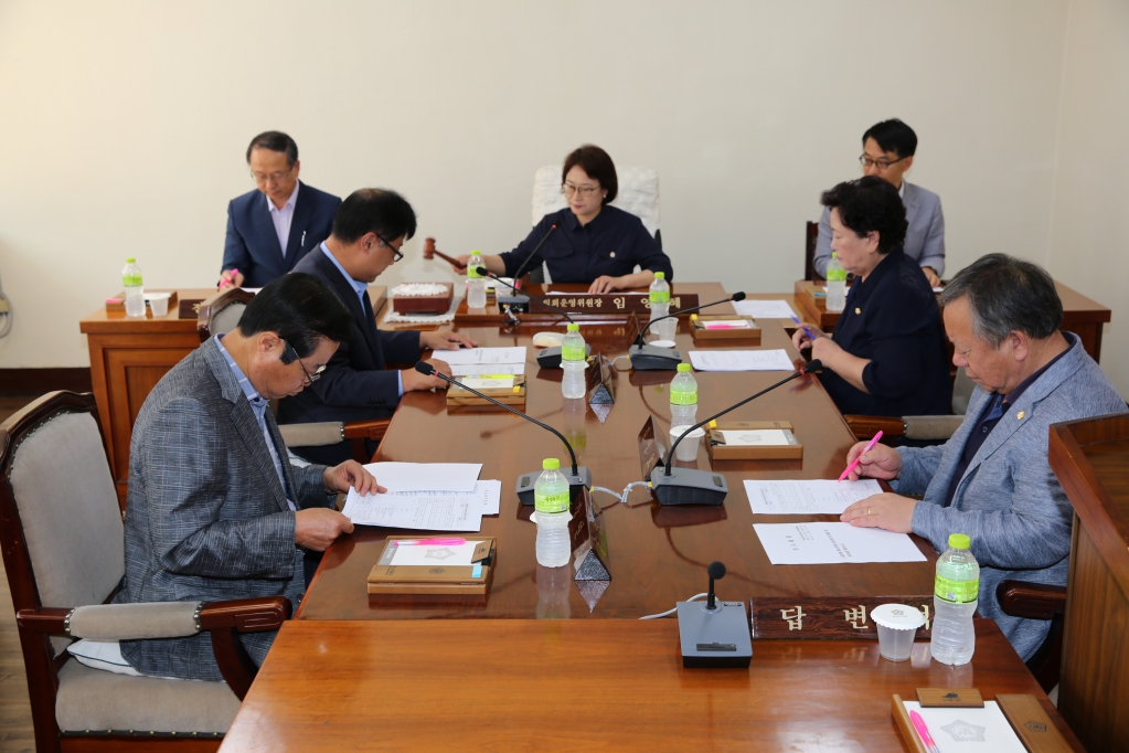 의회운영위원회 회의모습