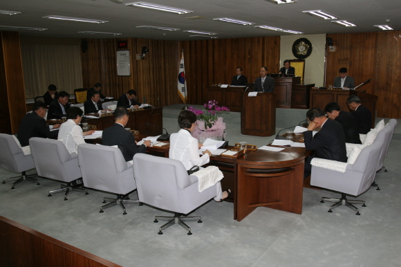 제1차본회의에서 업무보고 모습