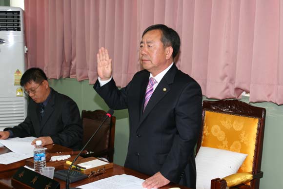 행감특위위원장의 선서