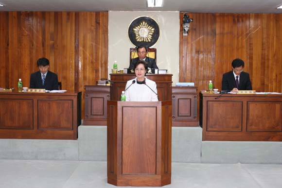 이송희 의원 군정질문 모습