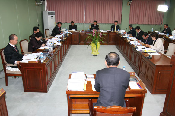 행정사무감사 특별위원회 회의모습