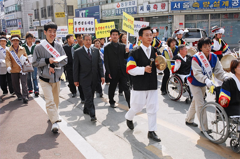 곰두리 봉사회 교통안전 캠페인